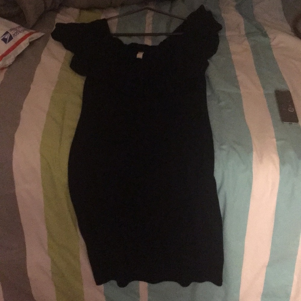 Black bodycon dress